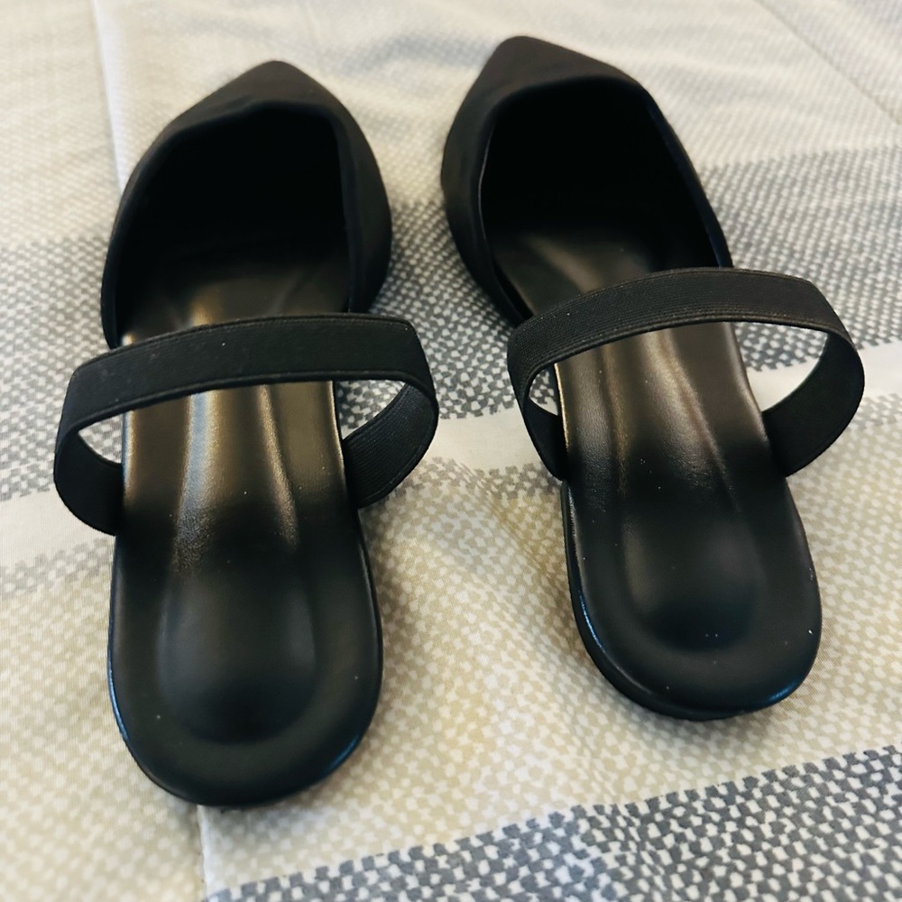 Pointed flat mules